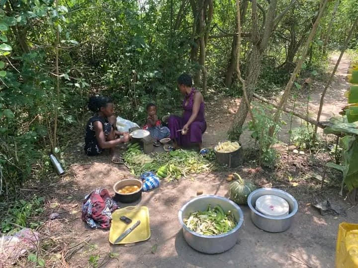 local women preparing local food join our tour to learn local cooking. 